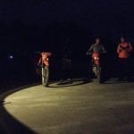 Tim SAR sedang bergerak nmelalui jalur darat untuk mencari speedboat yang terbalik – Surya Papua/IST