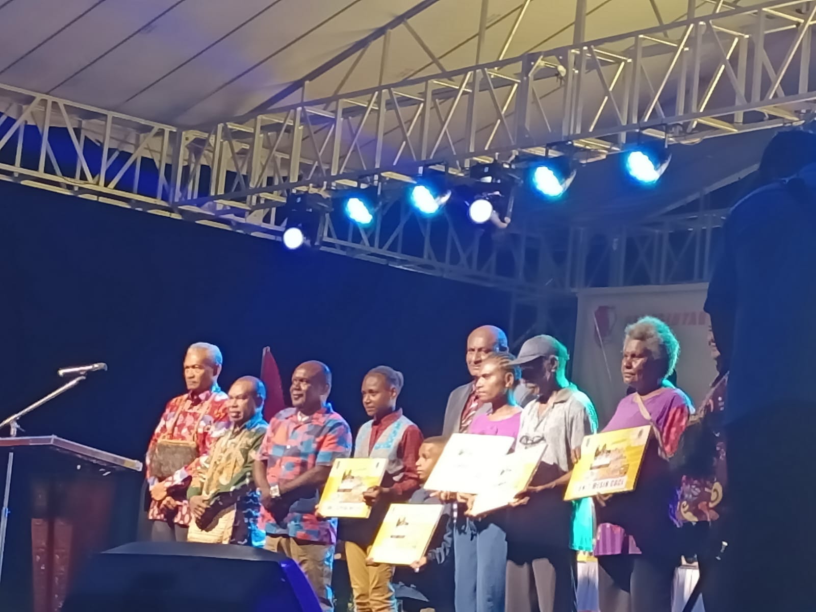 Bupati Merauke, Romanus Mbaraka sedang foto bersama dengan orang Marind ketika menerima bantuan – Surya Papua/Frans Kobun