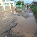 Kondisi ruas jalan pendidikan di Kelurahan Mandala yang sangat rusak parah – Surya Papua/Frans Kobun