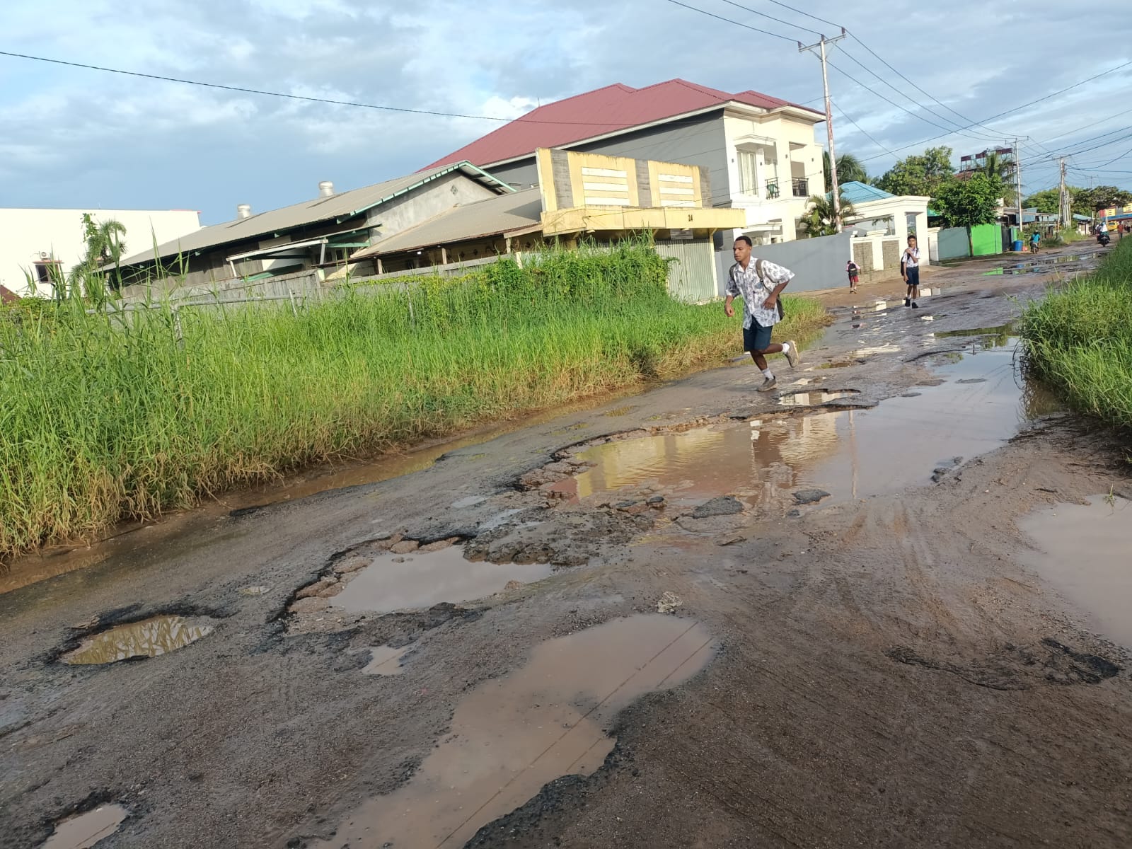 Kerusakan badan jalan tidak hanya di satu titik, tetapi sebagian besar, sehingga pengendara yang melintas harus ekstra hati-hati- Surya Papua/Frans Kobun