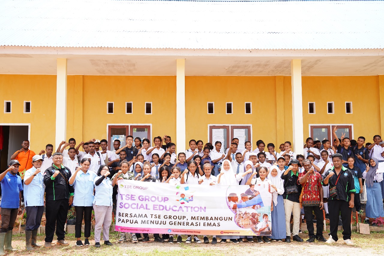 Foto bersama siswa-siswi dan perwakilan TSE Group usai kegiatan pelestarian lingkungan – Surya Papua/IST