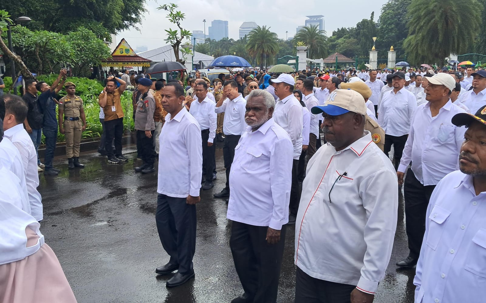 Gubernur-Wakil Gubernur Papua Selatan, Apolo Safanpo-Paskalis Imadawa bersama kepala daerah lain sedang mengikuti gladi bersih untuk persiapan pelantikan besok- Surya Papua/IST