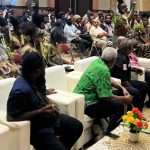 Salah seorang pwrwakilan masyarakat adat sedang bicara dalam pertemuan di auditorium kantor bupati – Surya Papua/Frans Kobun