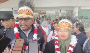 Bupati-Wakil Bupati Merauke, Yoseph Bladib Gebze-Fauzun Nihayah berikan keterangan pers kepada sejumlah wartawan – Surya Papua/Frans Kobun