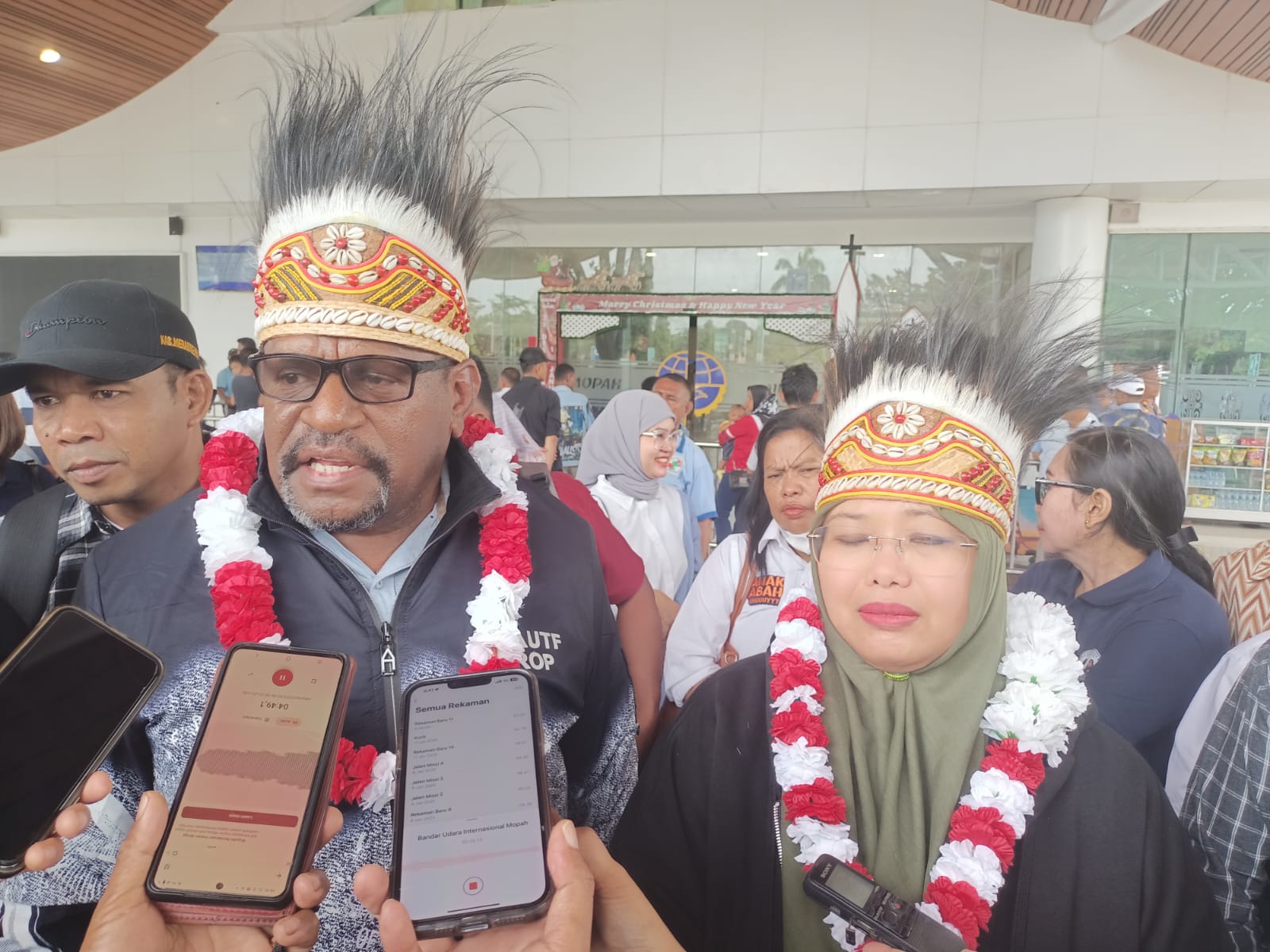 Bupati-Wakil Bupati Merauke, Yoseph Bladib Gebze-Fauzun Nihayah berikan keterangan pers kepada sejumlah wartawan – Surya Papua/Frans Kobun