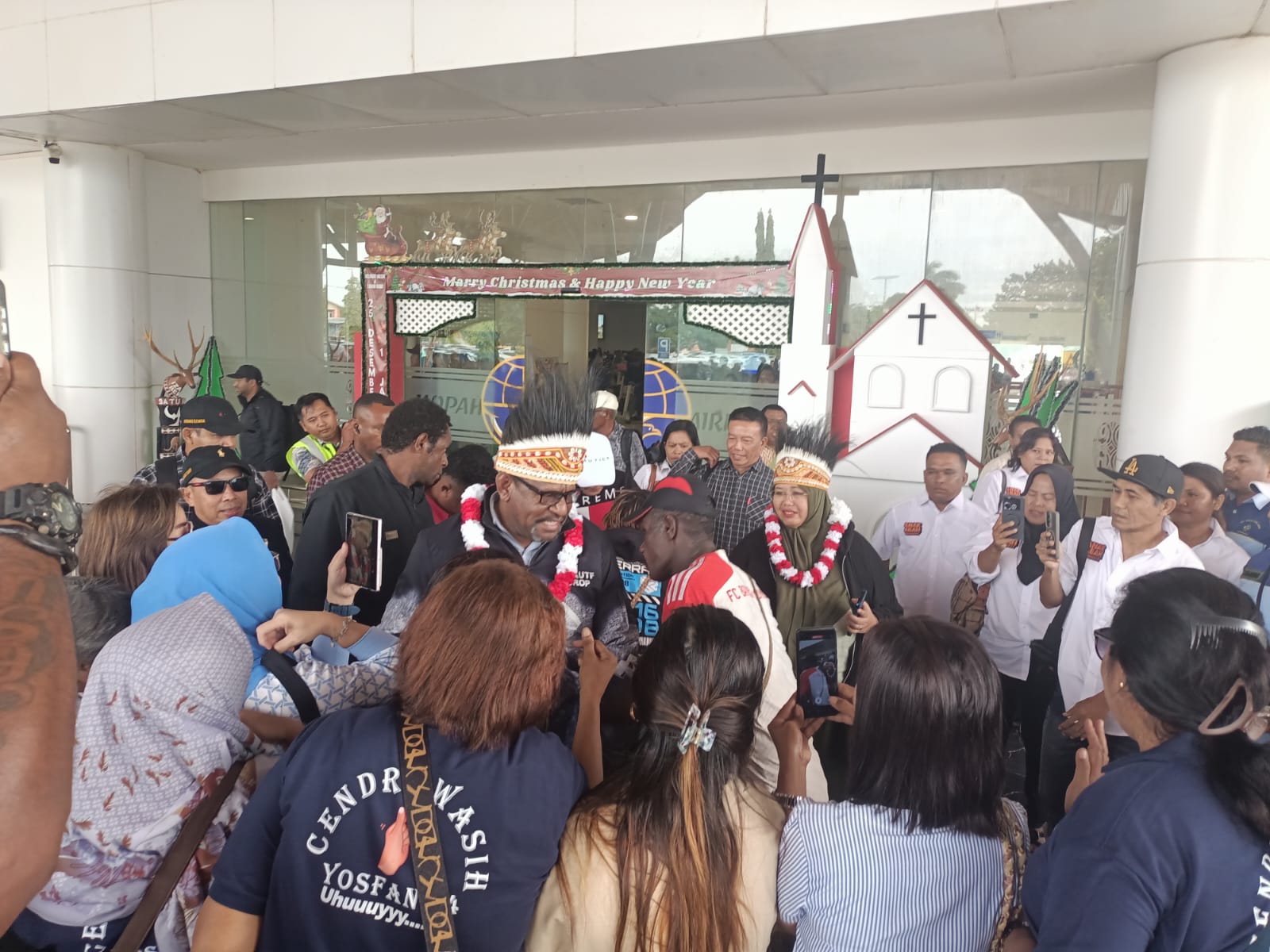 Suasana di Bandara Mopah Merauke saat penjemputan Yoseph Bladib Gebze-Fauzun Nihayah – Surya Papua/Frans Kobun