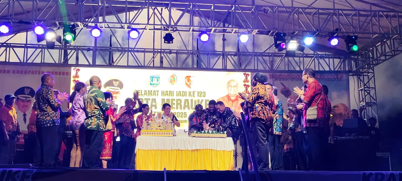 Pemotongan kue ulang tahun oleh Bupati Merauke, Romanus Mbaraka didampingi Muspida – Surya Papua/IST