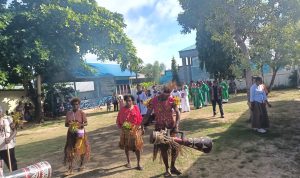 Tarian Marind saat menghantar Empat pastor memasuki gereja untuk perayaan misa sekaligus serah terima tugas- Surya Papua/Frans Kobun