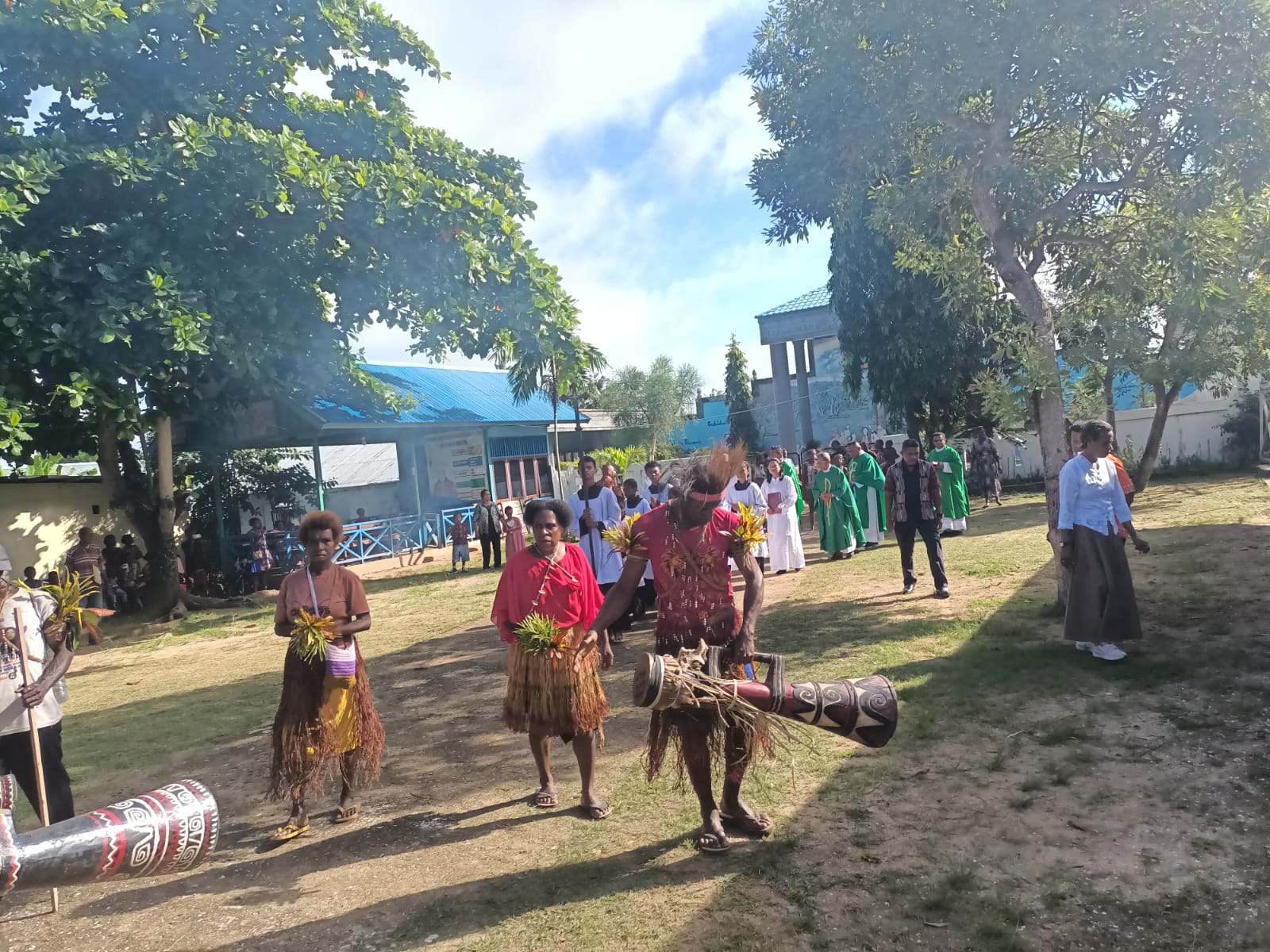 Tarian Marind saat menghantar Empat pastor memasuki gereja untuk perayaan misa sekaligus serah terima tugas- Surya Papua/Frans Kobun