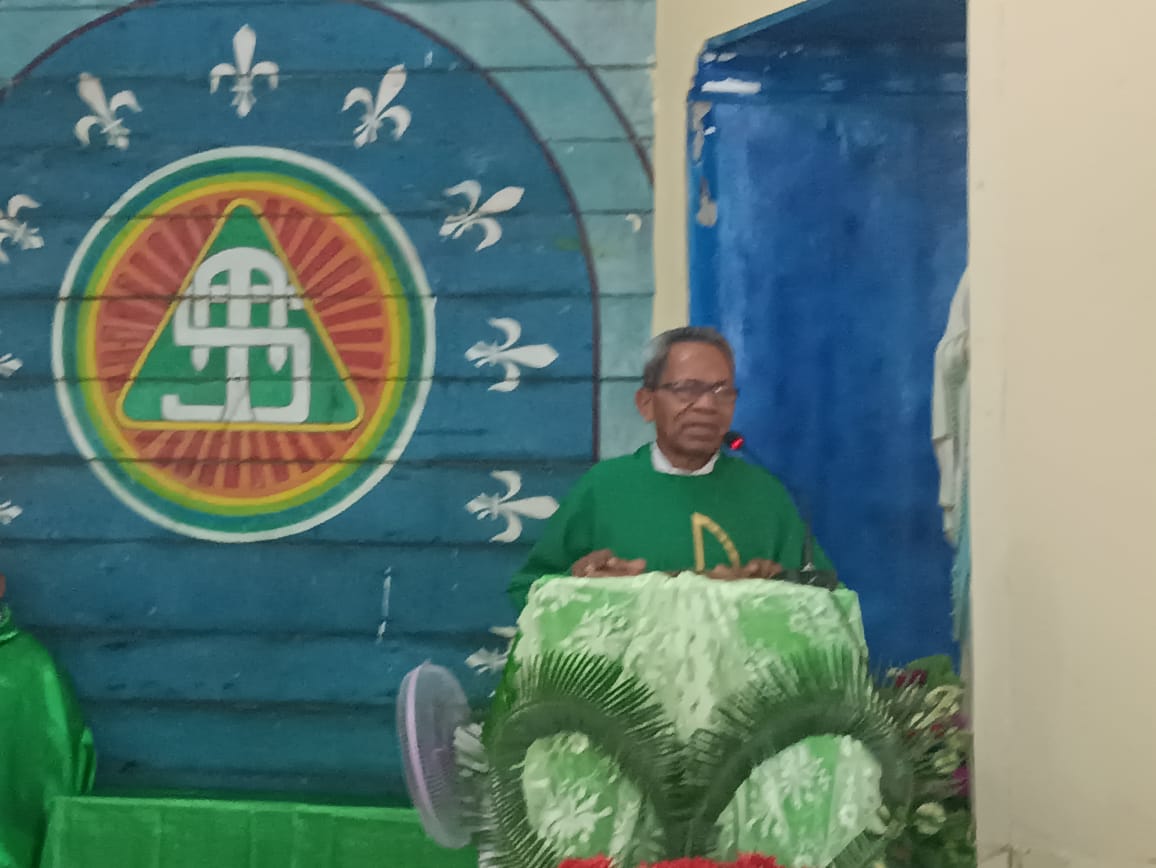 Pastor Pius Oematan sedang berikan sepata dua kata di dalam gereja – Surya Papua/Frans Kobun