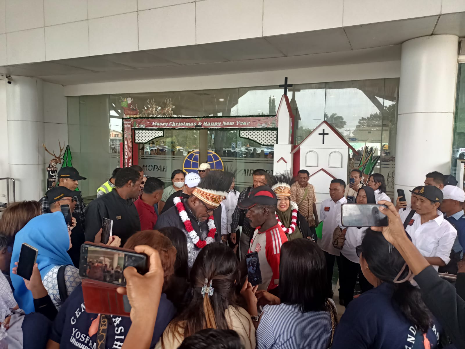 Yoseph Bladib Gebze-Fauzun Nihayah saat ‘diserbu’ masa pendukungnya usai tiba di Bandara Mopah Merauke- Surya Papua/Frans Kobun