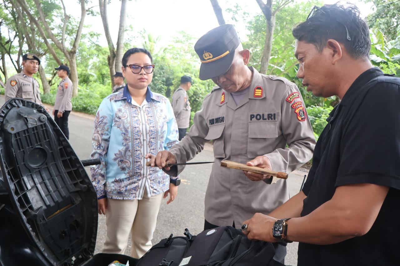 Dari kegiatan patroli dan razia, aparat kepolisian menemukan sajam yang dibawa – Surya Papua/IST