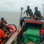 Kegiatan pencarian seorang penumpang yang hilang setelah speedboat terbalik – Surya Papua/IST