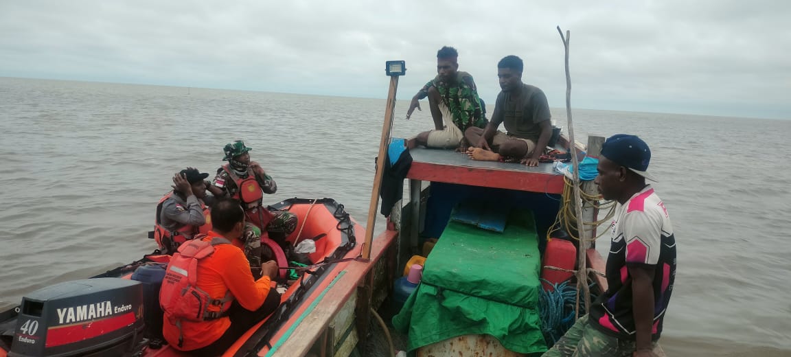 Kegiatan pencarian seorang penumpang yang hilang setelah speedboat terbalik – Surya Papua/IST