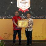 Penyerahan Sawit Indonesia Award 2024 kepada Direktur TSE Group, Luwy Leunufna – Surya Papua/IST
