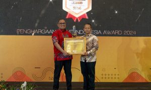 Penyerahan Sawit Indonesia Award 2024 kepada Direktur TSE Group, Luwy Leunufna – Surya Papua/IST