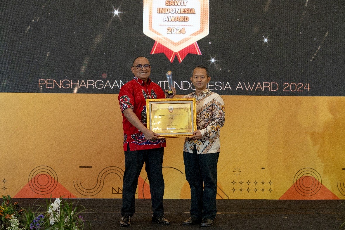 Penyerahan Sawit Indonesia Award 2024 kepada Direktur TSE Group, Luwy Leunufna – Surya Papua/IST