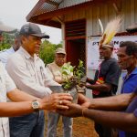 Penyerahan anakan pohon kepada perwakilan masyarakat di Kampung Kukurantap untuk ditanam- Surya Papua/IST