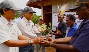 Penyerahan anakan pohon kepada perwakilan masyarakat di Kampung Kukurantap untuk ditanam- Surya Papua/IST