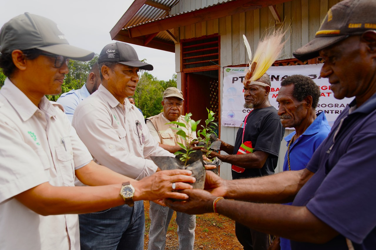 Penyerahan anakan pohon kepada perwakilan masyarakat di Kampung Kukurantap untuk ditanam- Surya Papua/IST