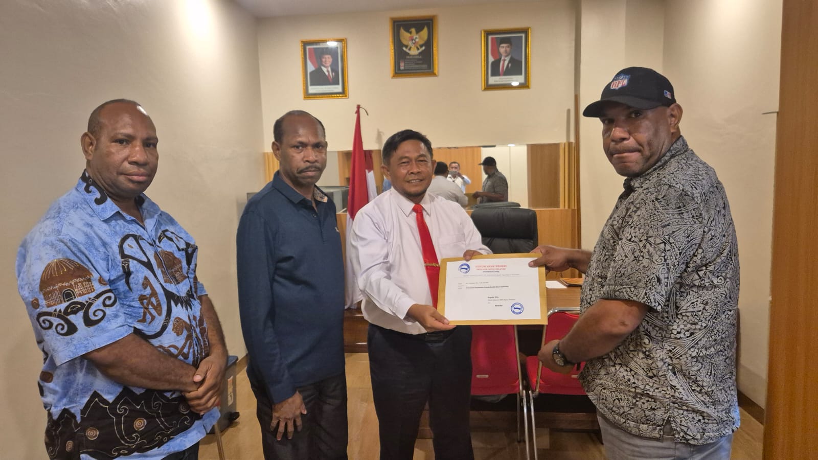 Penyerahan dokumen oleh FORMARI kepada DPRD Papua Selatan – Surya Papua/Frans Kobun