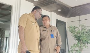 Kepala Badan Keuangan dan Aset Daerah Kabupaten Merauke, Elias Mite sedang berkonsultasi dengan Bupati Merauke, Yoseph Bladib Gebze – Surya Papua/Frans Kobun