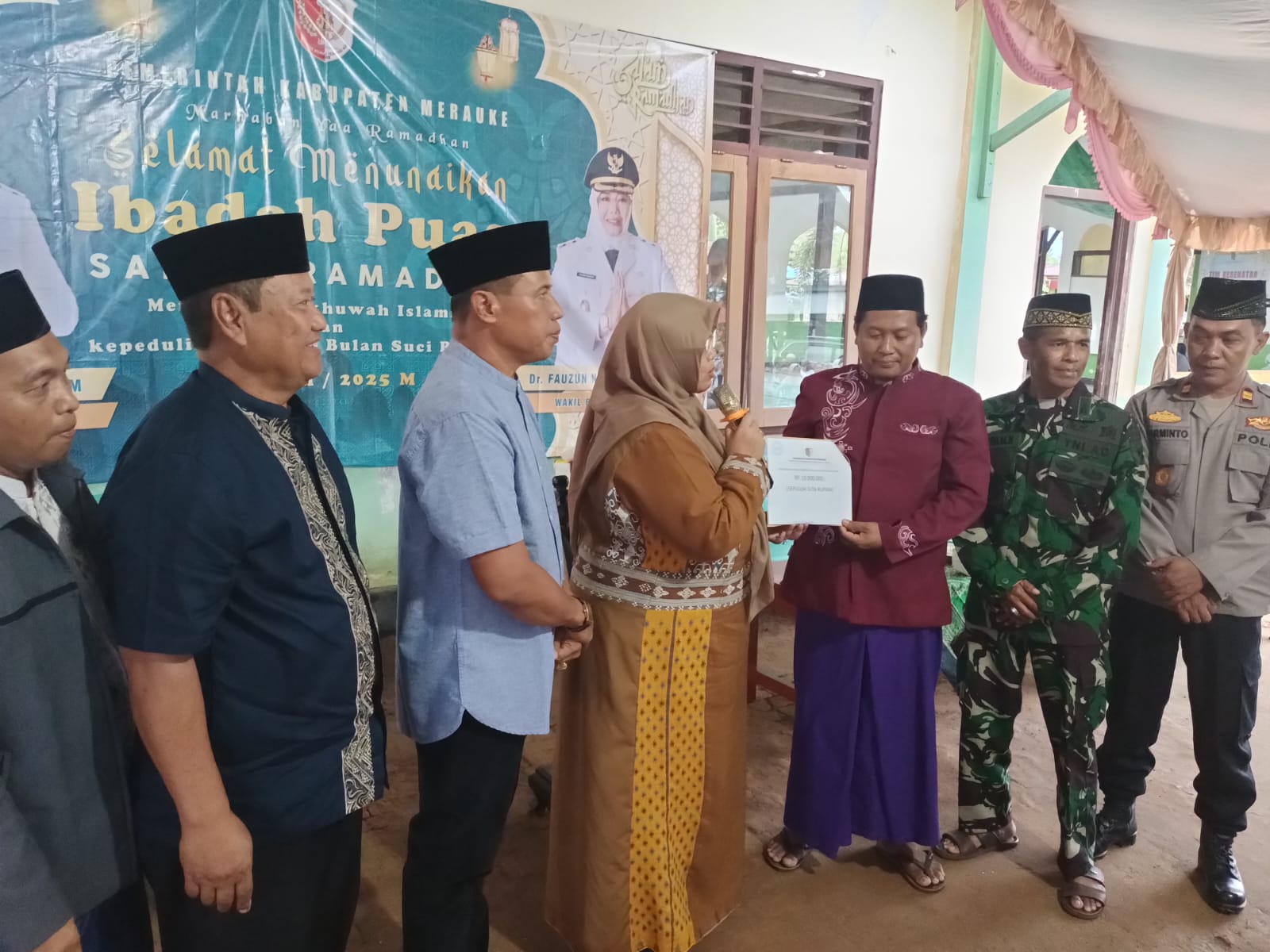 Penyerahan bantuan dana oleh Wakil Bupati Merauke, Fauzun Nihaya kepada PKM Masjid Darussalam – Surya Papua/Frans Kobun