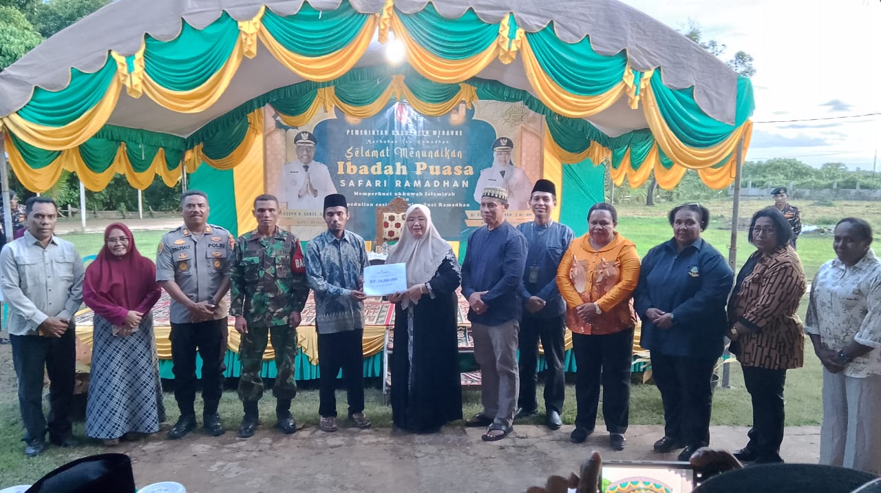 Penyerahan bantuan dana Rp10 juta oleh Wabup Merauke, Fauzun Nihayah kepada perwakilan masjid – Surya Papua/Frans Kobun