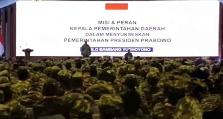 Bupati Merauke, Yoseph Bladib Gebze saat sedang bicara di podium dalam kegiatan retreat di Magelang – Surya Papua/IST