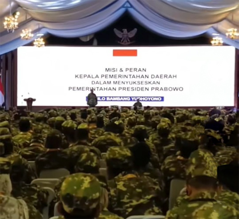 Bupati Merauke, Yoseph Bladib Gebze saat sedang bicara di podium dalam kegiatan retreat di Magelang – Surya Papua/IST