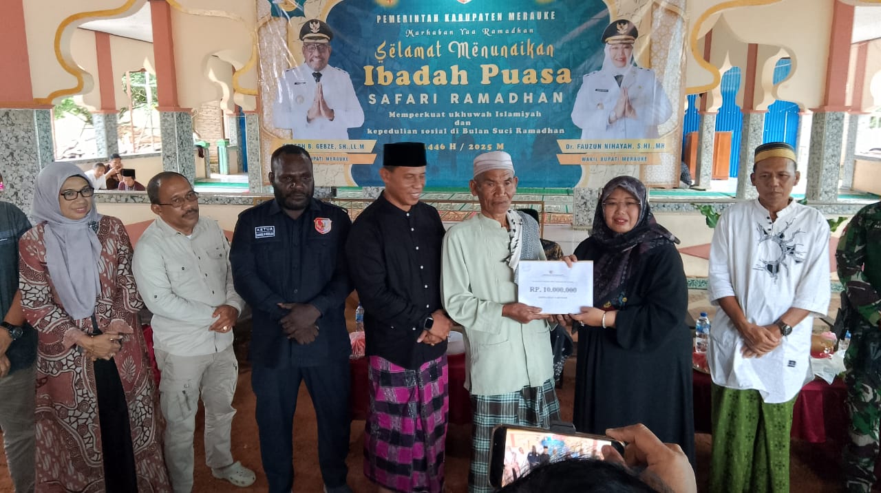 Penyerahan bantuan dana Rp10 juta oleh Wabup Merauke, Fauzun Nihayah – Surya Papua/Frans Kobun