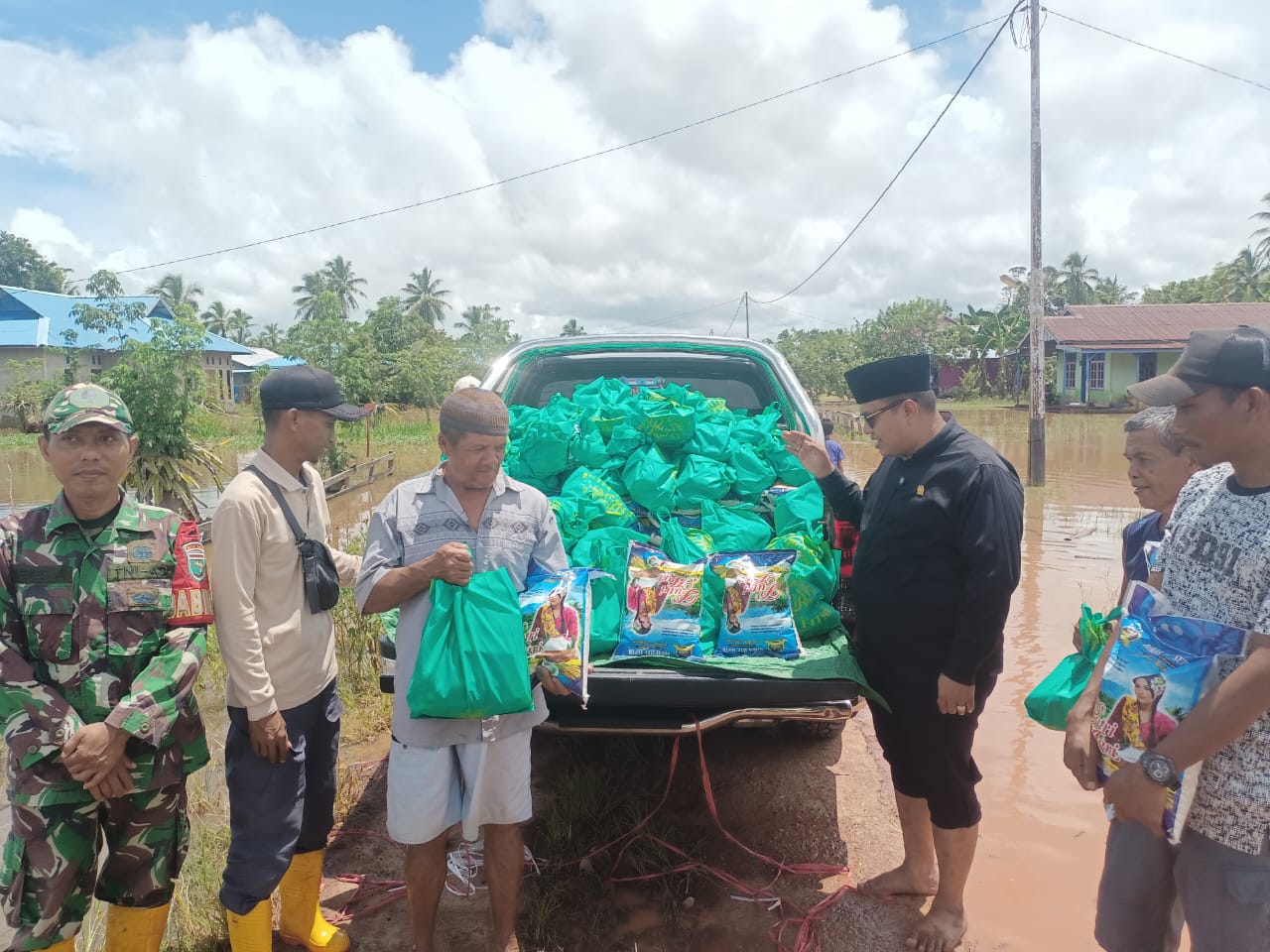 Ratusan bingkisan dan atau bantuan dari anggota DPD RI,  Gus Adib Fuad yang didistribusikan -  Surya Papua/Frans Kobun