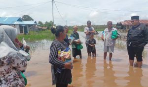 Anggota DPD RI, Gus Adib Fuad saat bersama masyarakat Kampung Sumber Rejeki di dalam genangan banjir – Surya Papua/Frans Kobun