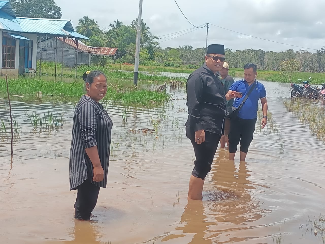 Masyarakat ketika sedang bersama Gus Adib Fuad di tengah genangan banjir – Surya Papua/Frans Kobun