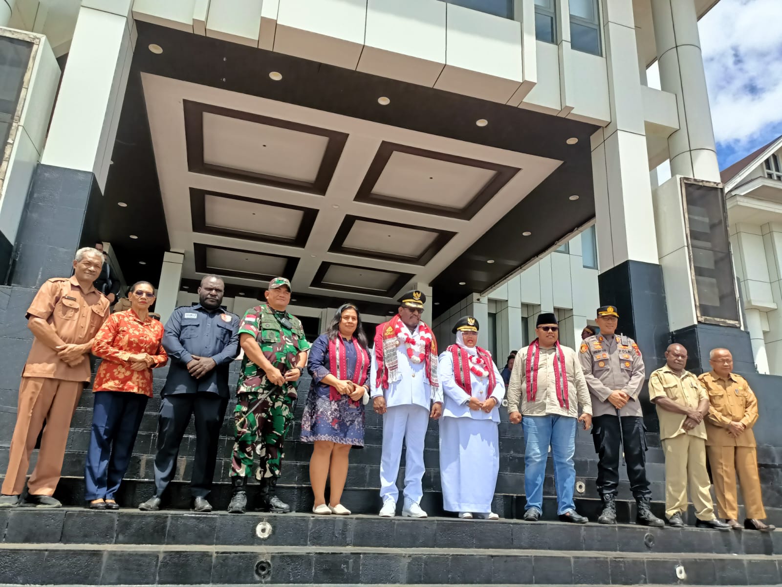 Bupati-Wakil Bupati Merauke, Yoseph Bladib Gebze-Fauzun Nihayah sedang foto bersama Muspida – Surya Papua/Frans Kobun