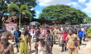 Masyarakat Marind Imbuti lakukan ritual adat saat penjemputan Bupati Wakil Bupati Merauke, Yoseph Bladib Gebze-Fauzun Nihayah – Surya Papua/Frans Kobun