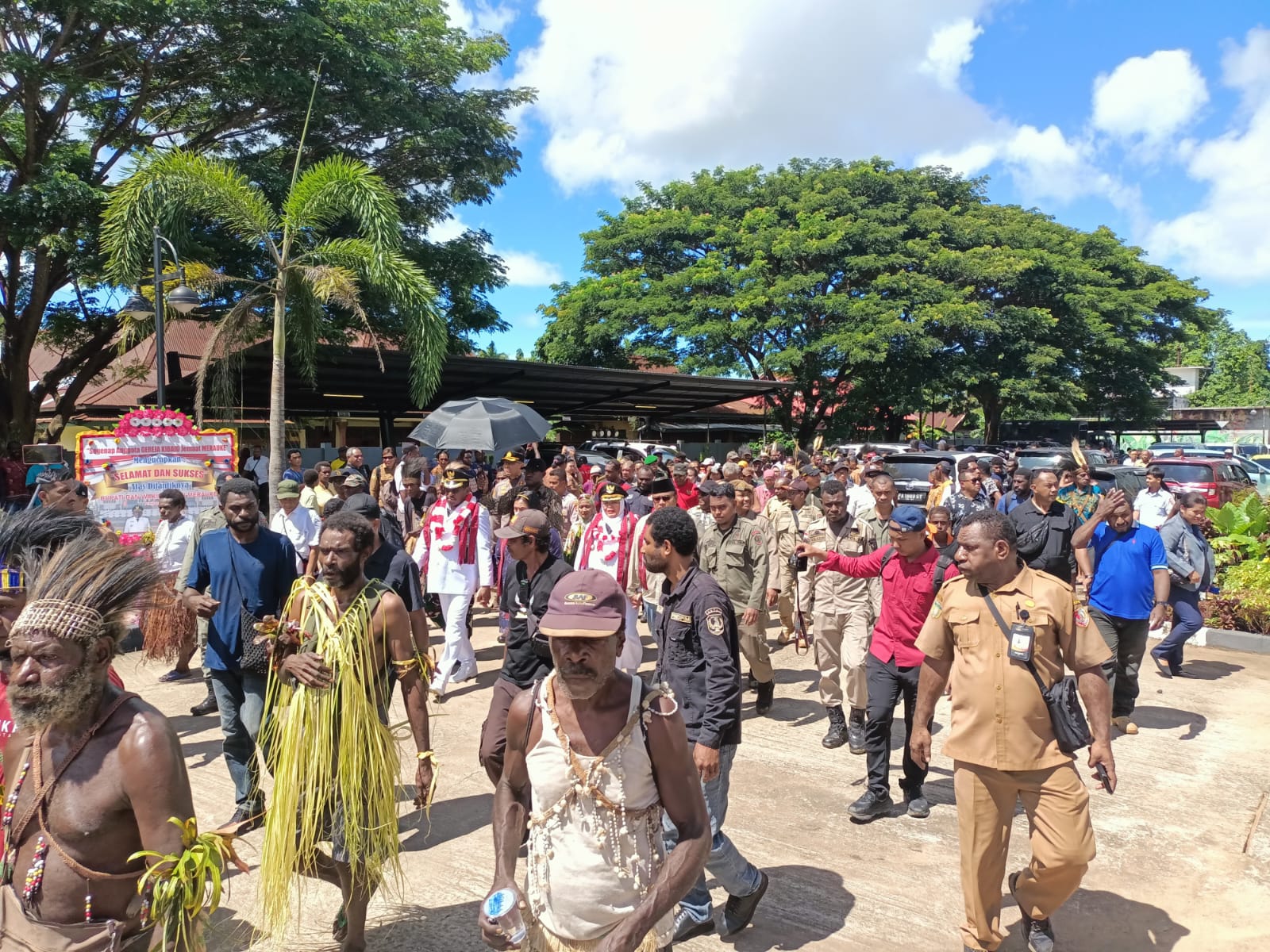 Masyarakat Marind Imbuti lakukan ritual adat saat penjemputan Bupati Wakil Bupati Merauke, Yoseph Bladib Gebze-Fauzun Nihayah – Surya Papua/Frans Kobun