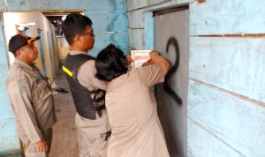 Penyegelan tempat karaoke di Lokalisasi Yobar oleh Satpol PP Merauke – Surya Papua/IST