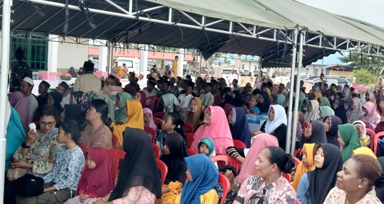 Umat Islam yang memadati salah satu masjid di Kampung Isanombias, Distrik Tanah Miring untuk kegiatan Safari Ramadhan – Surya Papua/Frans Kobun