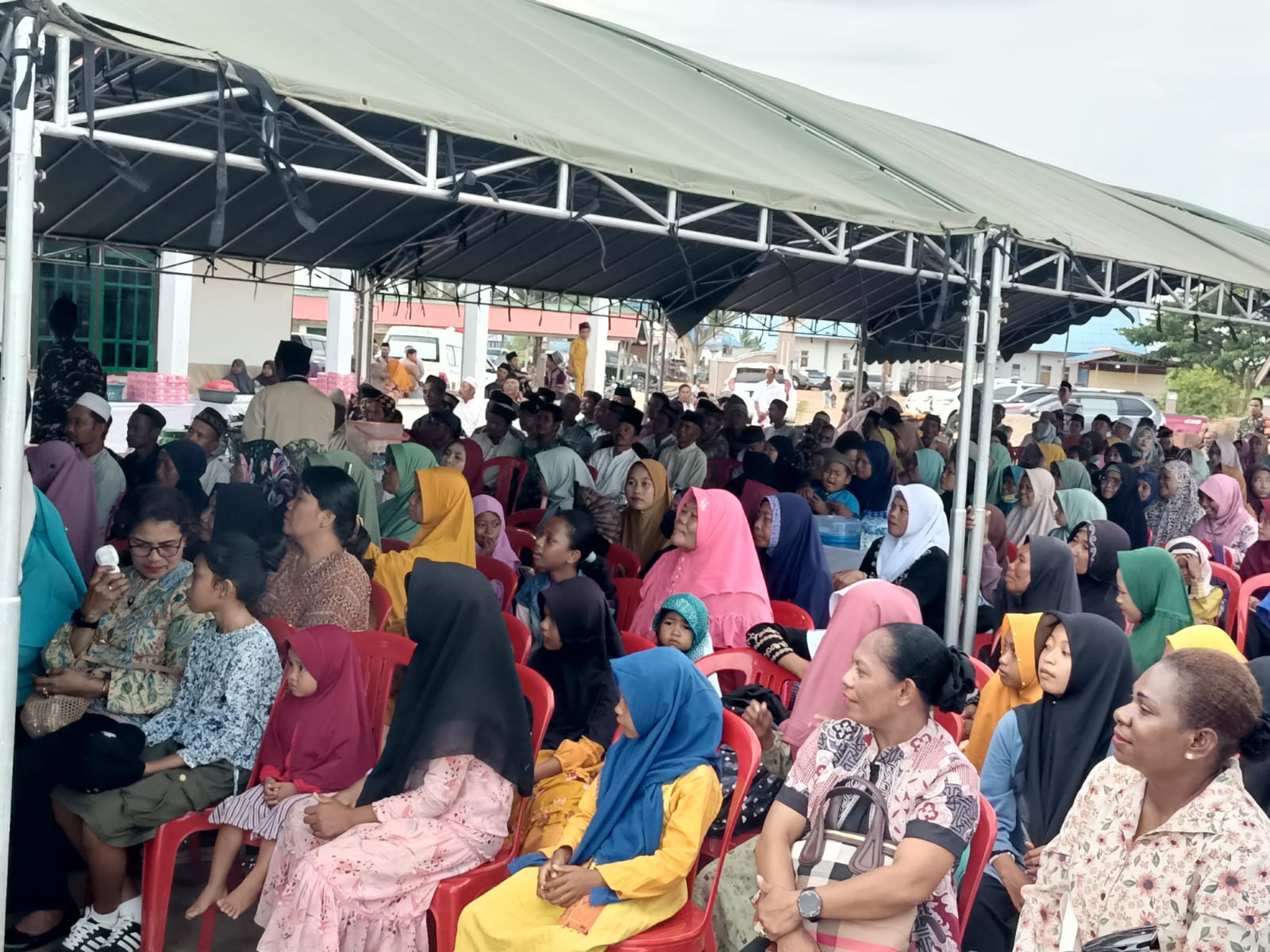 Umat Islam yang memadati salah satu masjid di Kampung Isanombias, Distrik Tanah Miring untuk kegiatan Safari Ramadhan – Surya Papua/Frans Kobun