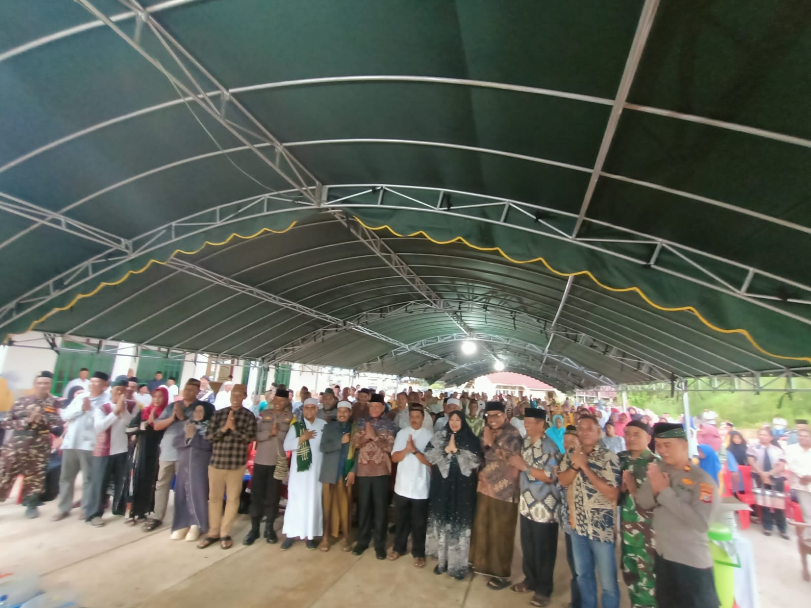 Foto bersama masyarakat di Kampung Isanombias, Distrik Tanah Miring, Kabupaten Merauke – Surya Papua/Frans Kobun