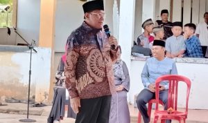 Anggota DPR RI, Sulaeman Hamzah sedang berikan sambutan pada kegiatan Safari Ramadhan – Surya Papua/Frans Kobun