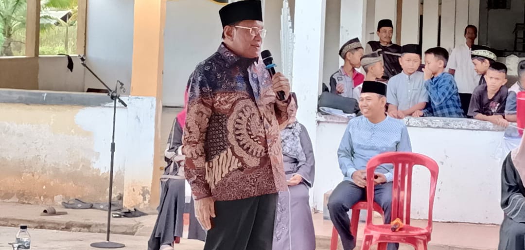 Anggota DPR RI, Sulaeman Hamzah sedang berikan sambutan pada kegiatan Safari Ramadhan – Surya Papua/Frans Kobun
