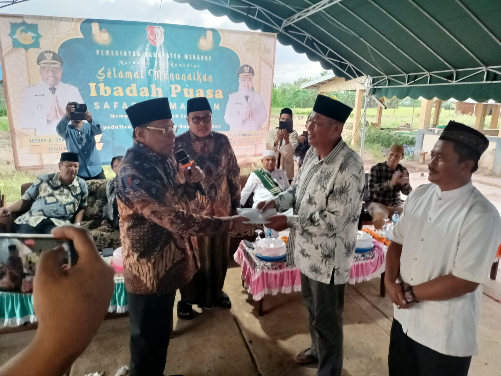 Penyerahan bantuan dana kepada perwakilan masyarakat Isanombias oleh Sulaeman Hamzah – Surya Papua/Frans Kobun