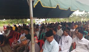 Ratusan umat Islam di Kampung Jaya Makmur memadati halaman masjid mengikuti Safari Ramadhan – Surya Papua/Frans Kobun