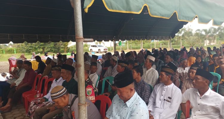 Ratusan umat Islam di Kampung Jaya Makmur memadati halaman masjid mengikuti Safari Ramadhan – Surya Papua/Frans Kobun