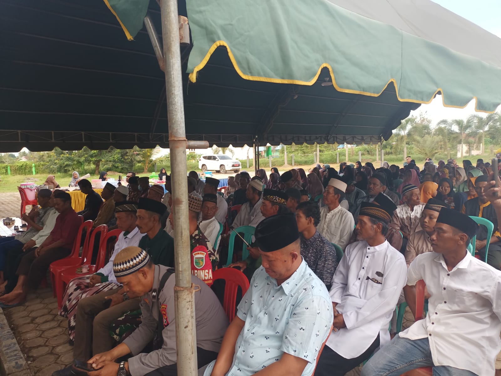 Ratusan umat Islam di Kampung Jaya Makmur memadati halaman masjid mengikuti Safari Ramadhan – Surya Papua/Frans Kobun