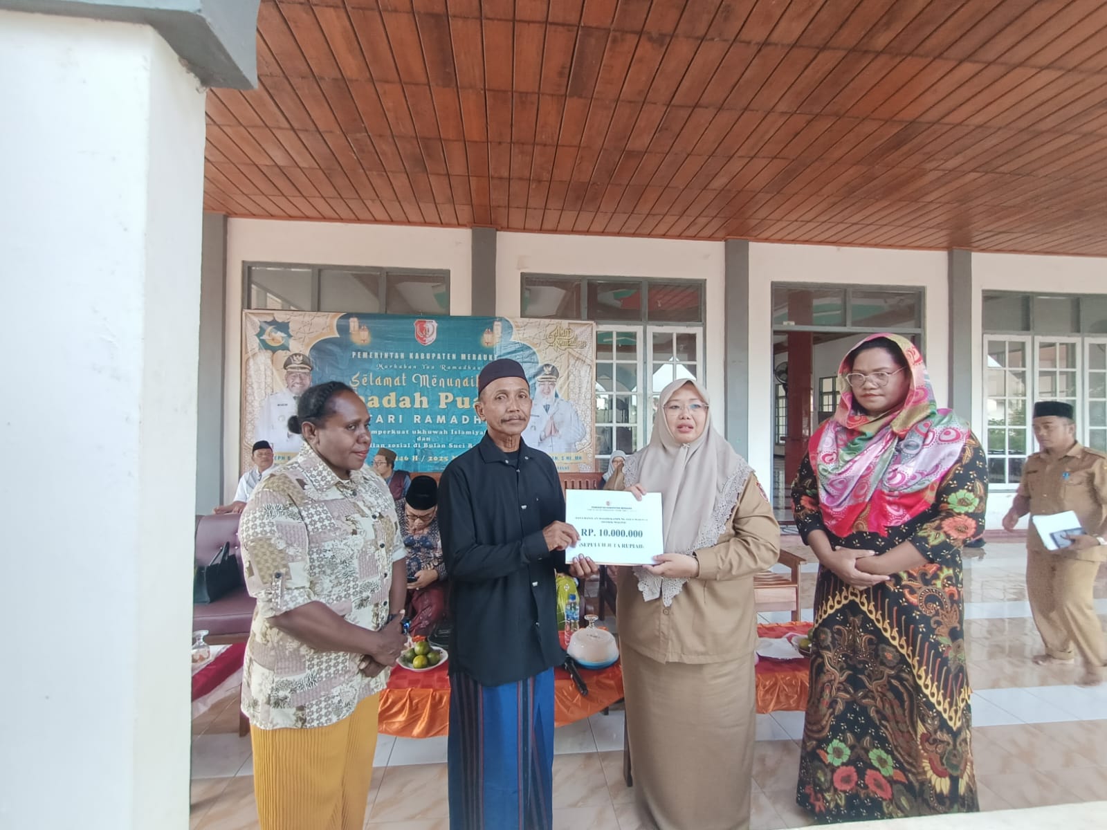 Penyerahan bantuan dana Rp10 juta oleh Wabup Merauke, Fauzun Nihayah kepada perwakilan pengurus masjid – Surya Papua/Frans Kobun