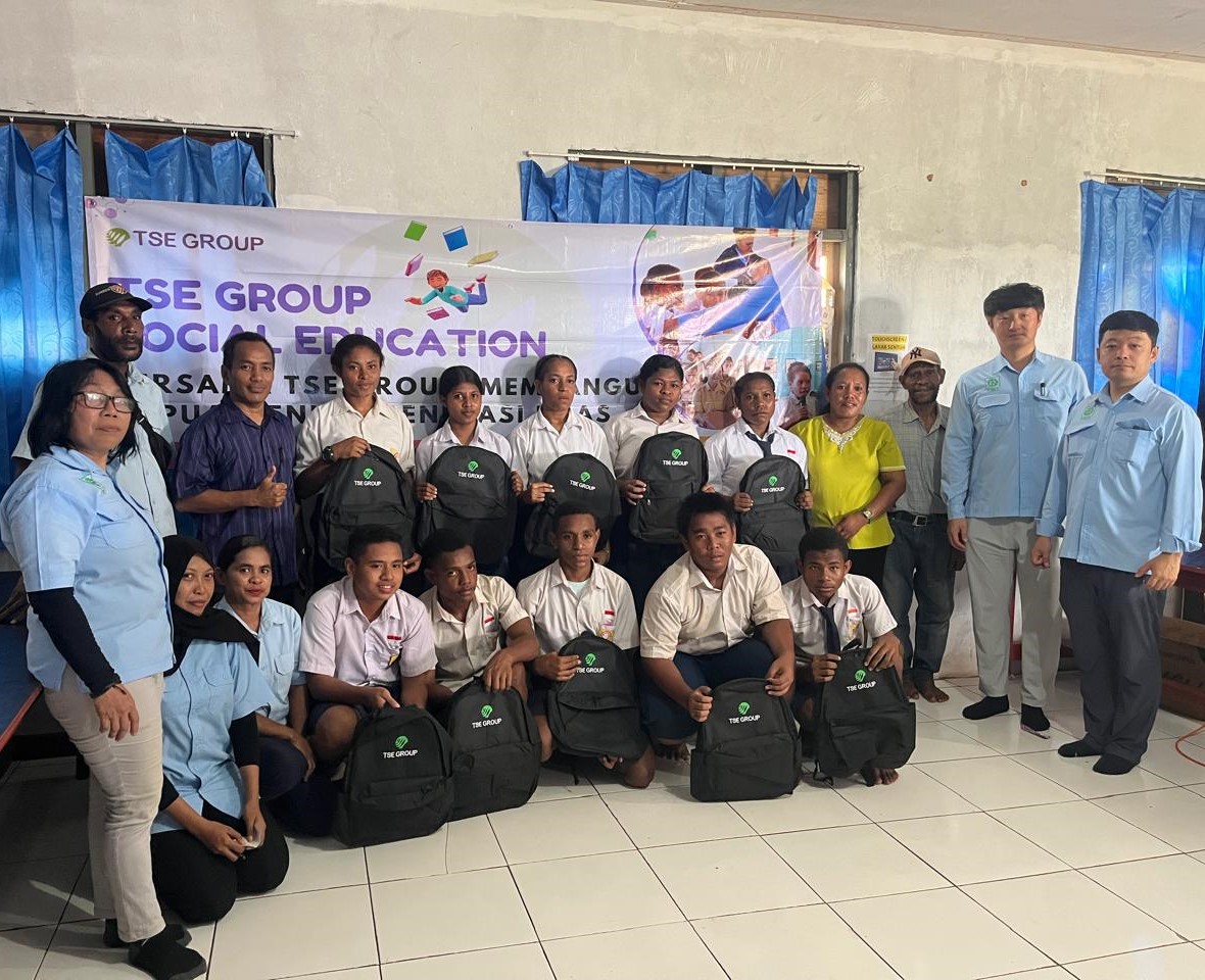 Pimpinan PT Dongin Prabhawa sedang foto bersama dengan siswa-siswi di SMPN Mam – Surya Papua/IST
