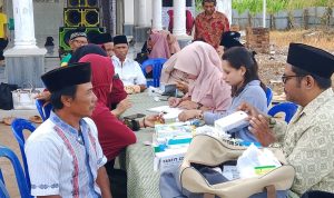 Pelayanan kesehatan kepada masyarakat oleh Tim Medis Safari Ramadhan 1446 H – Surya Papua/Frans Kobun